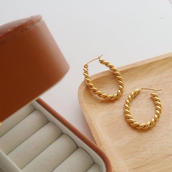 NEW 18K Gold Plated Braided Oval Hoop Earrings - Picture 4 of 8